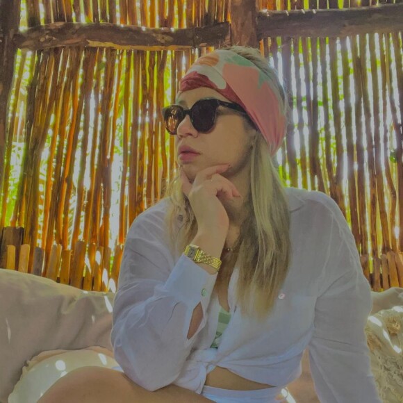 Marília Mendonça também escolheu look branco com lenço colorido