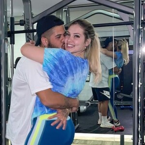 Virgínia Fonseca filma rotina de cuidados com a pele e Zé Felipe não vê que a mulher está gravando ao entrar no banheiro e exibir momento espontâneo com influenciadora
