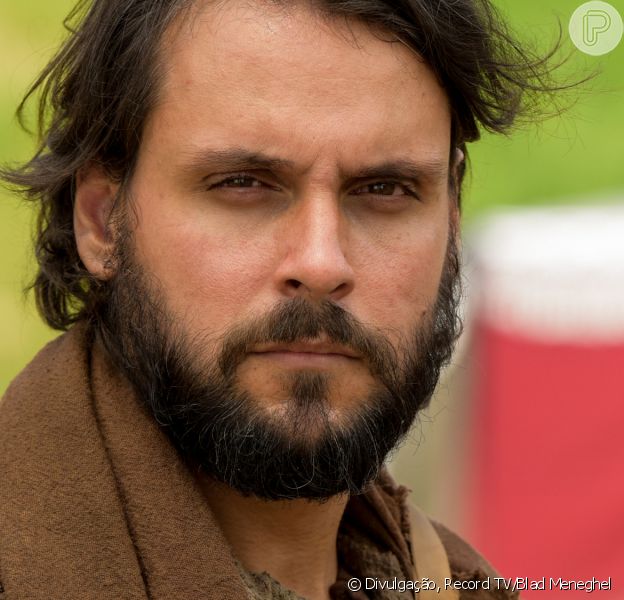 Novela 'Gênesis': Rúben (Felipe Cunha) avança em José (Juliano Laham) após decisão do pai, Jacó (Petronio Gontijo). 'Queria tomar o meu lugar'