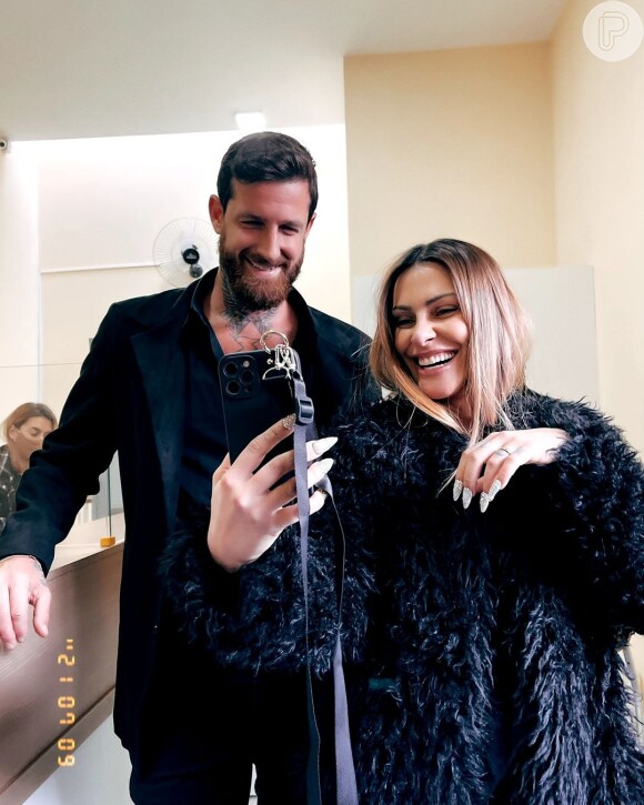 Cleo e o marido, o empresário e modelo Leandro D'Lucca, combinaram look preto no casamento, em 2021