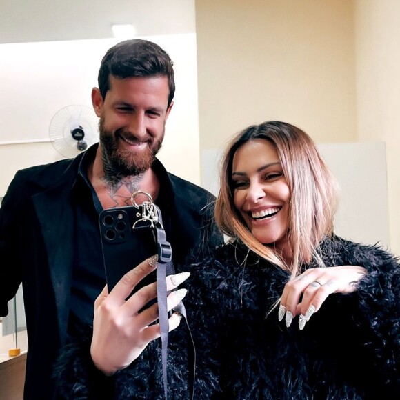 Cleo e o marido, o empresário e modelo Leandro D'Lucca, combinaram look preto no casamento, em 2021