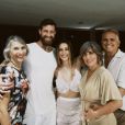 Cleo e  Leandro D'Lucca posam após casamento com as famílias 
