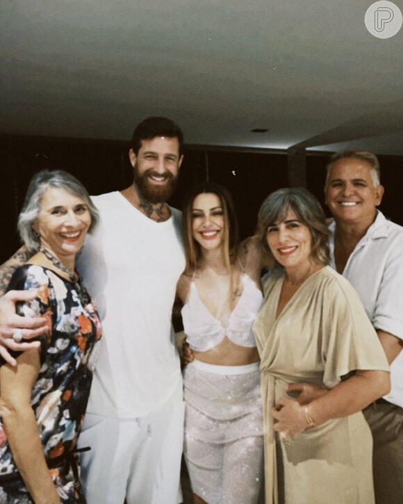 Cleo e Leandro D'Lucca posam após casamento com as famílias