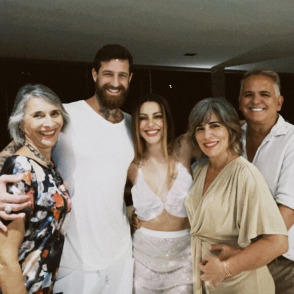 Cleo e Leandro D'Lucca posam após casamento com as famílias