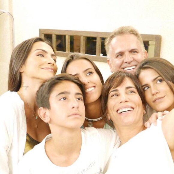 Cleo celebrou segundo casamento com Leandro D'Lucca. Na foto, atriz com os irmãos, a mãe, Gloria Pires, e o padrasto, Orlando Morais