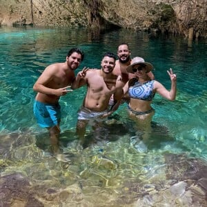 Marília Mendonça posou com amigos durante viagem ao México