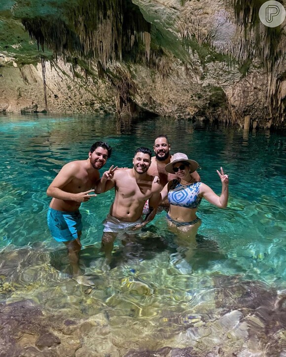 Marília Mendonça posou com amigos durante viagem ao México
