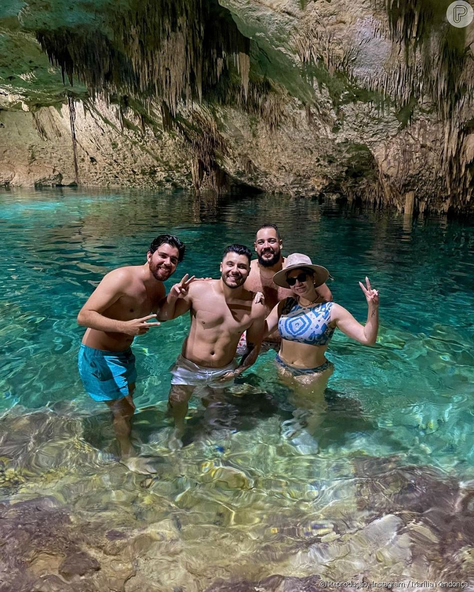 Marília Mendonça posou com amigos durante viagem ao México - Purepeople
