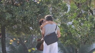Na praia, Eduardo Moscovis e Andrea Beltrão se beijam em cena de 'Um Lugar ao Sol'. Fotos!