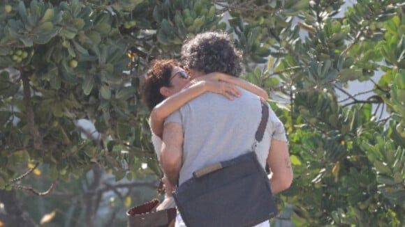 Na praia, Eduardo Moscovis e Andrea Beltrão se beijam em cena de 'Um Lugar ao Sol'. Fotos!