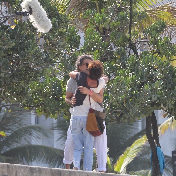 Eduardo Moscovis e Andrea Beltrão foram fotografados em praia do Rio durante gravação de cena da novela 'Um Lugar ao Sol'