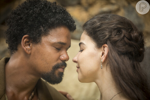 Novela 'Nos Tempos do Imperador': Pilar (Gabriela Medvedovski) e Samuel/Jorge (Michel Gomes) se beijam, trocam declarações de amor e fazem sexo