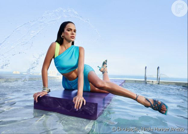 Bruna Marquezine com square toes em campanha