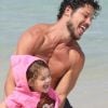 José Loreto se divertiu com a filha, Bella, em praia do Rio de Janeiro