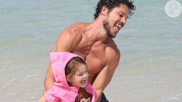 José Loreto se divertiu com a filha, Bella, em praia do Rio de Janeiro