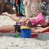 José Loreto ganhou carinho da filha, Bella, de 3 anos, em praia carioca