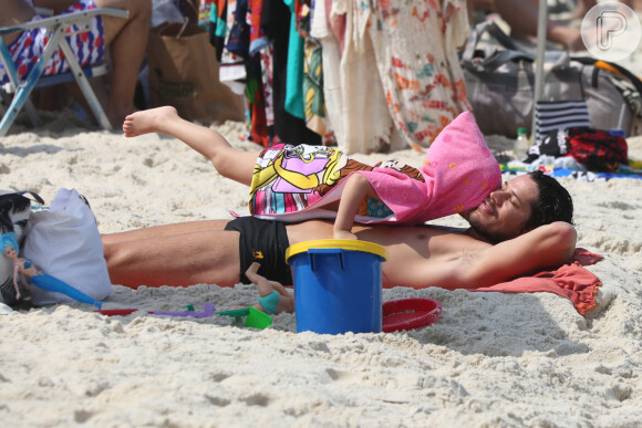 José Loreto ganhou carinho da filha, Bella, de 3 anos, em praia carioca