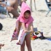 Filha de José Loreto curtiu praia com o ator e roubou a cena