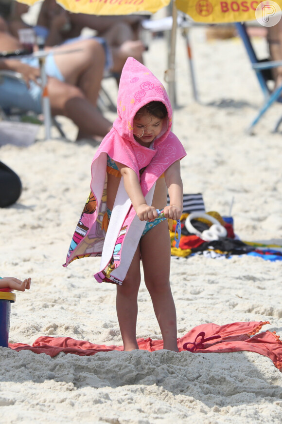 Filha de José Loreto curtiu praia com o ator e roubou a cena