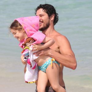 José Loreto brincou com a filha, Bella, na praia da Barra da Tijuca, no RJ
