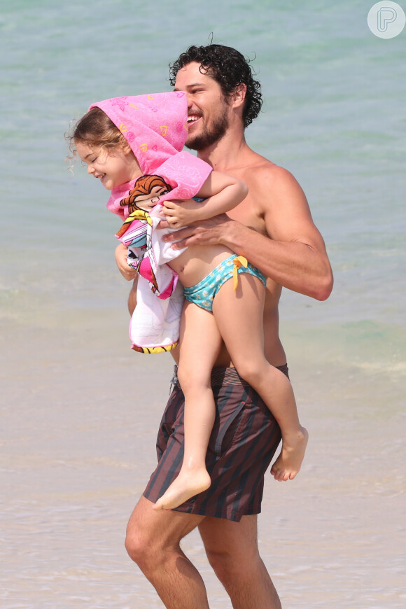 José Loreto brincou com a filha, Bella, na praia da Barra da Tijuca, no RJ