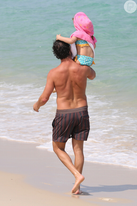 José Loreto levou a filha, Bella, para brincar na praia