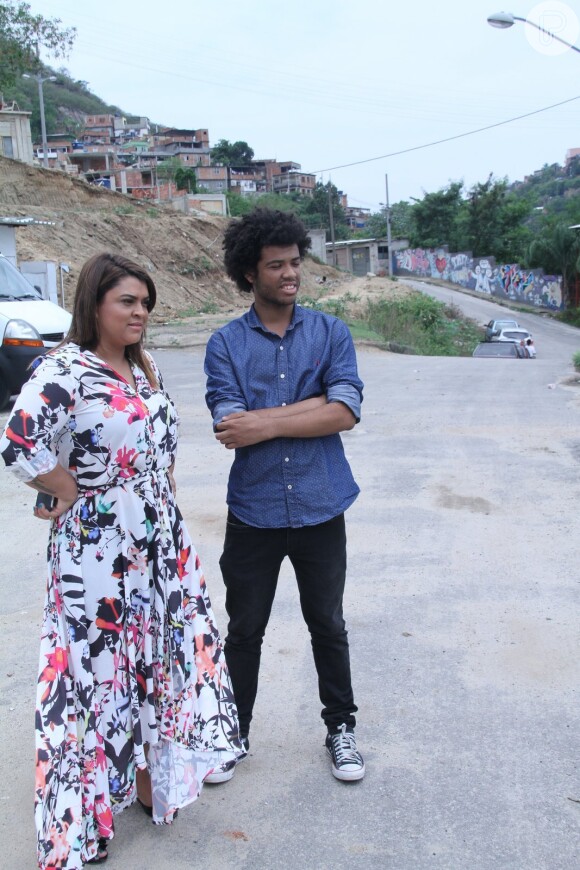 Preta Gil conhece  Complexo do Alemão com Rene Silva