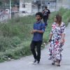 Preta Gil caminha pelo Complexo do Alemão na companhia Rene Silva, morador da comunidade e criador do jornal 'Voz da Comunidade'