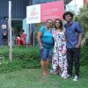 Preta Gil caminha pelo Complexo do Alemão na companhia Rene Silva, morador da comunidade e criador do jornal 'Voz da Comunidade'