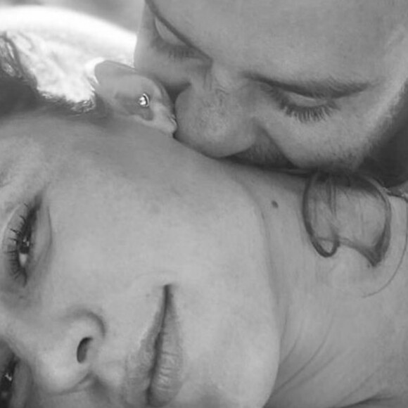 Paolla Oliveira surgiu em foto ganhando mordida no pescoço do namorado, Diogo Nogueira