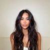 Anitta posta novas fotos com maquiagem feita pelo mesmo maquiador de Kim Kardashian e web aponta semelhança entre famosas: 'Irmã perdida'