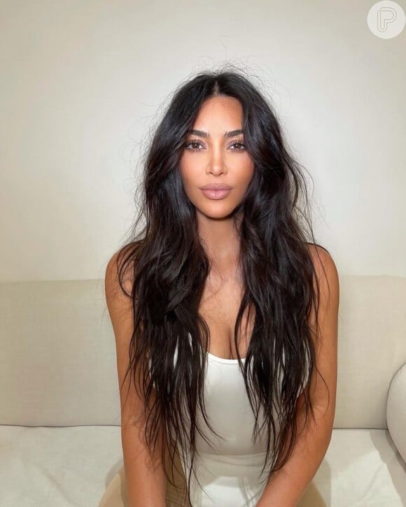 Anitta posta novas fotos com maquiagem feita pelo mesmo maquiador de Kim Kardashian e web aponta semelhança entre famosas: 'Irmã perdida'