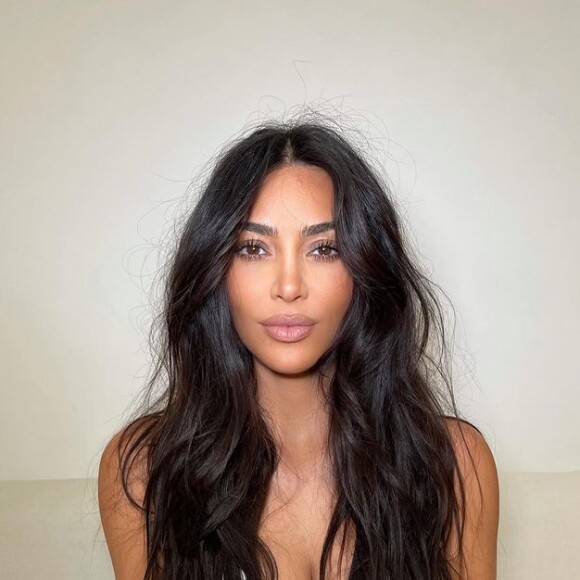 Anitta posta novas fotos com maquiagem feita pelo mesmo maquiador de Kim Kardashian e web aponta semelhança entre famosas: 'Irmã perdida'