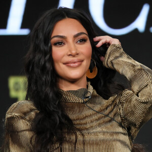Fãs se animam com possível encontro entre Kim Kardashian e Anitta, por meio do maquiador que as deixou parecidas com uso de iluminador e outros produtos