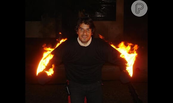 O falso participante do 'BBB13' Miguel é clicado em cena com os braços em chamas