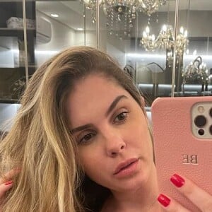 Bárbara Evans fez o teste sozinha e chorou com o resultado positivo