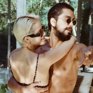 Agatha Moreira e Rodrigo Simas dançam agarradinhos na casa nova