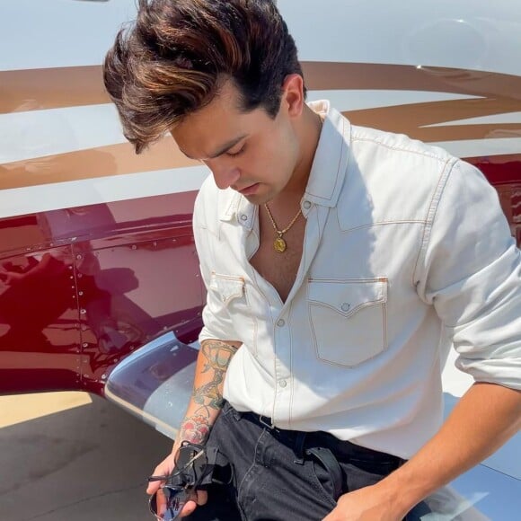 Luan Santana encontrou fãs ao chegar em compromisso no Rio de Janeiro