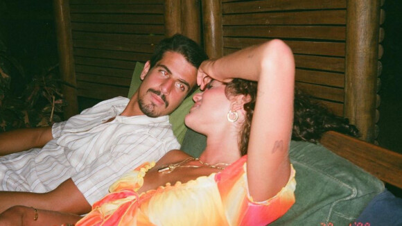 Enzo Celulari posta foto com frase sobre beijo, Marquezine curte e shipper do casal reacende na web