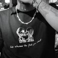 Camiseta de Enzo mostra dois esqueletos se beijando, além da frase 'Beije quem você quiser', em inglês