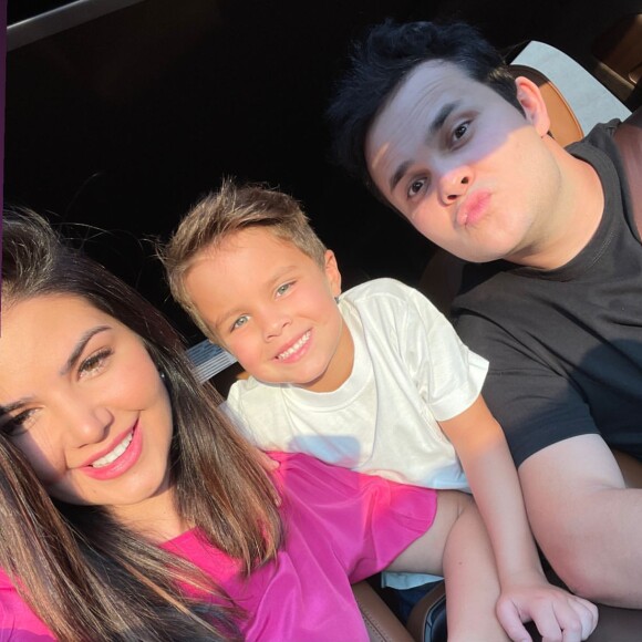 Mulher de Matheus Aleixo, Paula Aires e o marido levaram o filho mais velho, Davi, para primeiro passeio com o carro novo