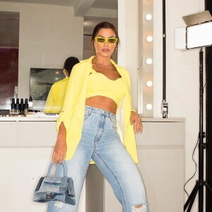 Além da ausência de maquiagem, Andressa Suita também estava de cabelo molhado