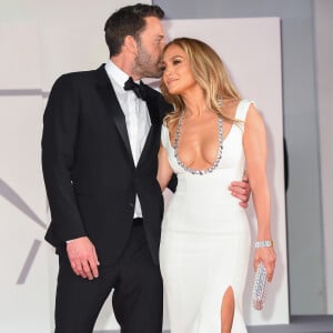 Romance de Jennifer Lopez e Ben Affleck roubou a cena em Veneza
