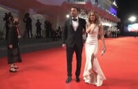 Vídeo de Jennifer Lopez e Ben Affleck estrelam 1º red carpet pós-reconciliação