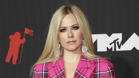 Avril Lavigne brilha em terno xadrez com top e look destaca abdômen definido da cantora