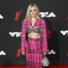 Avril Lavigne roubou a cena com look rosa no red carpet do VMA 2021