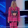 Avril Lavigne arrasou com visual xadrez rosa brilhante no VMA 2021