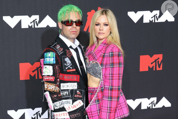Avril Lavigne posou com o namorado, Mod Sun, no red carpet do VMA 2021