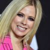 Avril Lavigne atraiu todos os flashes na entrada do VMA