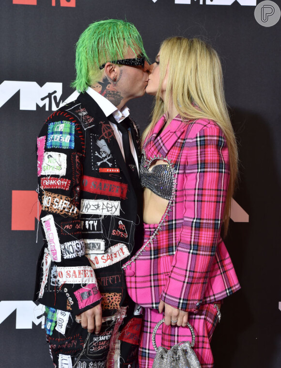 Avril Lavigne trocou beijos com o namorado, Mod Sun, no red carpet do VMA 2021